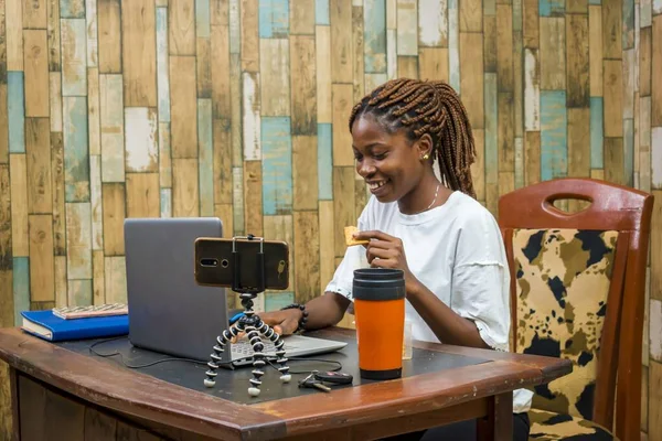 Uma Mulher Afro Americana Sentada Lado Seu Laptop Trabalhando Casa — Fotografia de Stock