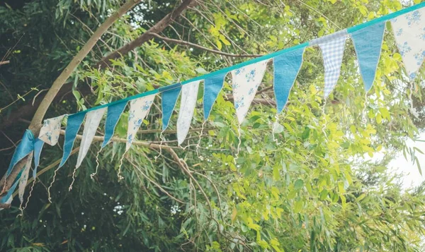 外側のパーティーのための青と白の小さな三角形の旗 — ストック写真