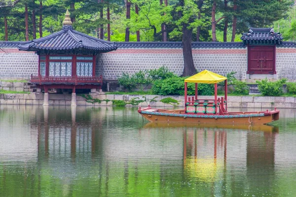 韩国庆波宫附近池塘边的一艘小木船 — 图库照片