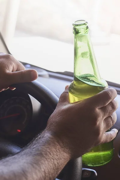 Una Imagen Vertical Persona Que Conduce Coche Mientras Sostiene Una —  Fotos de Stock