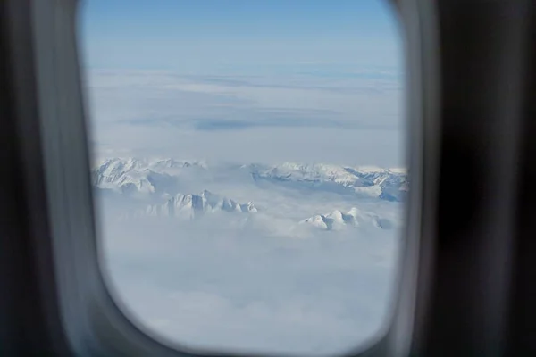 Beau Ciel Les Montagnes Recouvertes Neige Nuages Pris Par Fenêtre — Photo