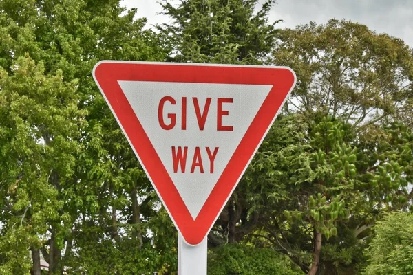 Een Verticaal Schot Van Een Verkeersbord Dat Zegt Wijken Een — Stockfoto