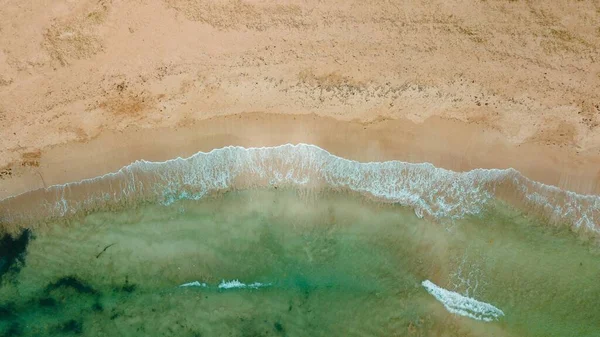 砂のビーチと海の息をのむようなショット — ストック写真