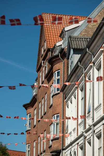 Вертикальний Постріл Будинку Данії Маленькими Прапорами Звисають Цієї Концепції Патріотизму — стокове фото