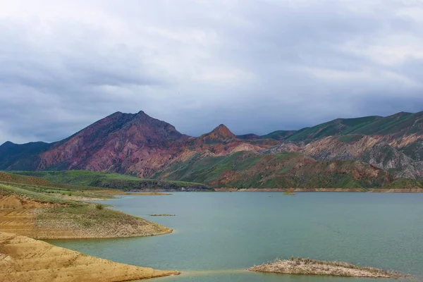 Una Toma Increíble Lago Montaña Sobre Fondo Nublado Armenia —  Fotos de Stock