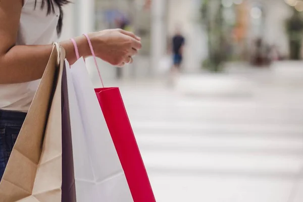 Alışveriş Merkezinde Duran Bir Kadın Alışveriş Torbalarını Tutuyor — Stok fotoğraf