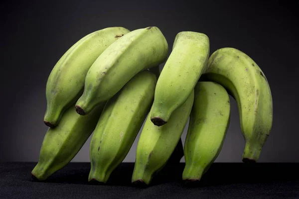 Close Monte Bananas Verdes Imaturos Com Fundo Preto — Fotografia de Stock