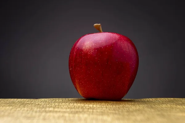 Ett Levande Rött Äpple Träyta Med Svart Bakgrund — Stockfoto