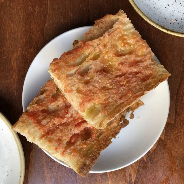 Высокоугольный Снимок Тарелки Хлебом Помидорами Традиционная Каталонская Испанская Еда Столе — стоковое фото