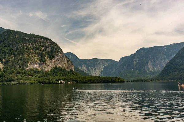 Atemberaubende Aufnahme Des Sees Inmitten Der Berge Hallstatt Österreich — Stockfoto