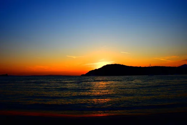 Ein Malerischer Blick Auf Einen Schönen Sonnenuntergang Einer Küste — Stockfoto