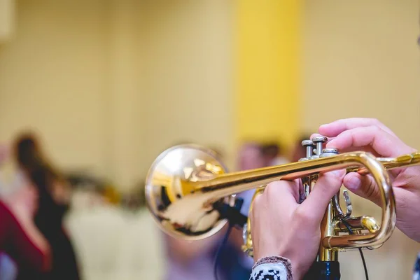 Eine Selektive Fokusaufnahme Eines Musikers Der Trompete Spielt Während Die — Stockfoto