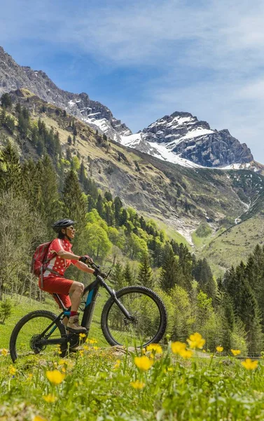 Ebike Mujer Mayor Sonriendo Oberstdorf Bicicletas Eléctricas Bicicleta Montaña Allgau — Foto de Stock