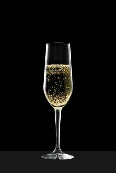 Een Verticaal Shot Van Een Glas Champagne Geïsoleerd Een Zwarte — Stockfoto