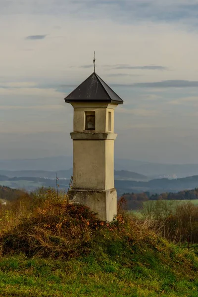Ein Kleiner Turm Einer Kapelle Mit Einem Kreuz Auf Der — Stockfoto