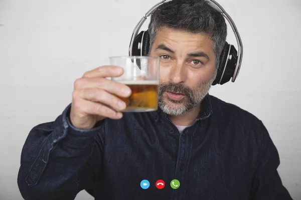 一个浅谈中年男性在网上聚会理念的视频通话中饮酒的镜头 — 图库照片