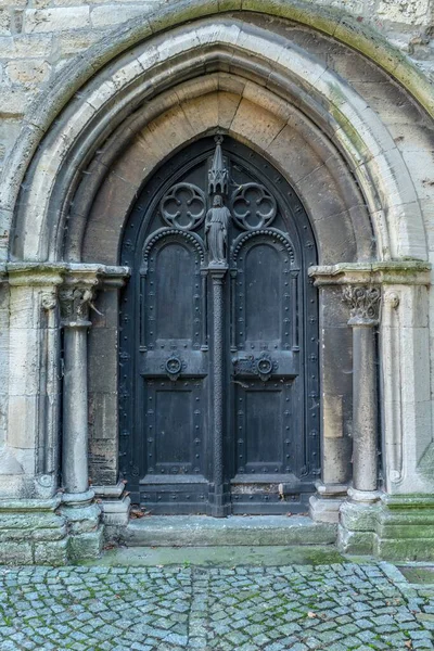 Colpo Verticale Una Porta Metallica Edificio Storico Sotto Arco — Foto Stock