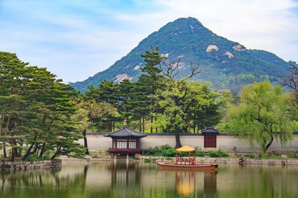 Close Parque Asiático Atrás Montanha Com Pequeno Pagode Frente — Fotografia de Stock