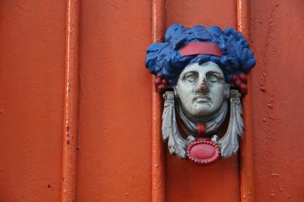 Una Manija Puerta Espeluznante Decorada Como Una Máscara Carnaval —  Fotos de Stock