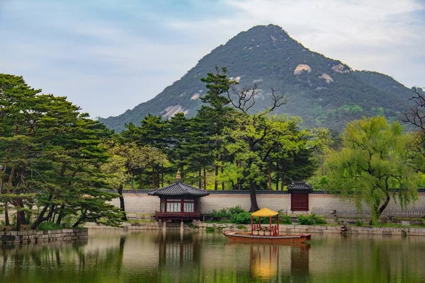 Egy Kis Fahajó Tavon Gyeongbokgung Palota Közelében Dél Koreában — Stock Fotó