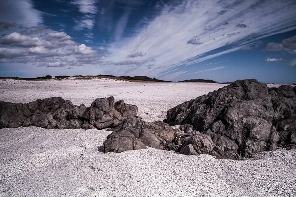 Низький Кут Знімка Блакитного Неба Камінням Піщаному Ґрунті Пляжі — стокове фото