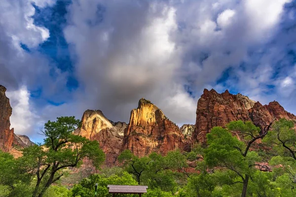 Penhascos Vermelhos Atrás Das Árvores Verdes Sob Céu Nublado Parque — Fotografia de Stock