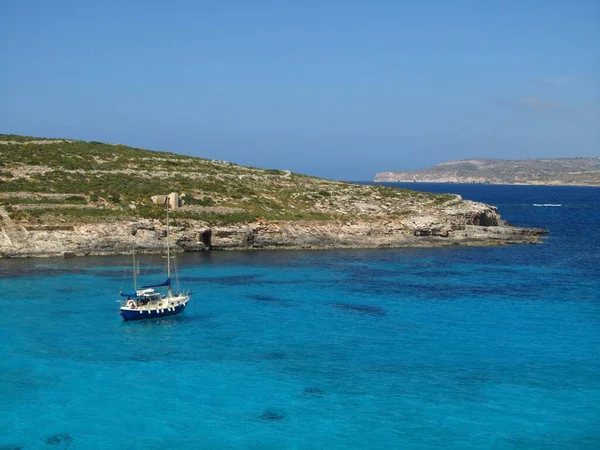 Comino Malta Apr 2014 Μοναχικό Ιστιοφόρο Τυρκουάζ Και Κρυστάλλινα Καταγάλανα — Φωτογραφία Αρχείου