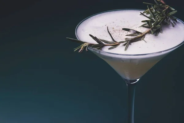 Gros Plan Cocktail Classique Alcoolisé Dans Verre Cocktail — Photo