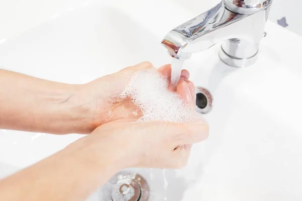 Uma Pessoa Lavando Mãos Higienicamente Com Sabão Sob Torneira — Fotografia de Stock