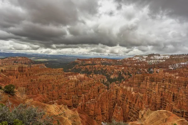 Vörös Sziklák Felhős Alatt Bryce Canyon Nemzeti Parkban Utah Ban — Stock Fotó