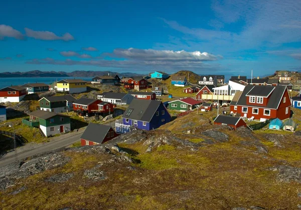 Les Maisons Colorées Nuuk Rocher Couvert Herbe Verte Premier Plan — Photo