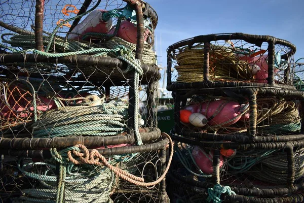 Ein Steg Mit Verschiedenen Fischereigeräten Hafen — Stockfoto