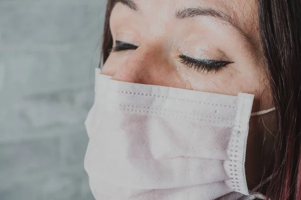 Uma Jovem Mulher Com Uma Máscara Médica Para Prevenir Propagação — Fotografia de Stock