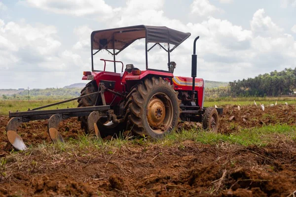 南ゴア インド 2020年5月20日 前景にトラクターでゴア インドの農業景観ビュー トラクター 機械で農地を耕す農家 — ストック写真