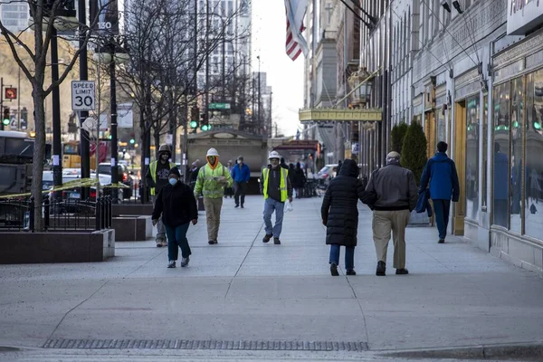 Chicago Stati Uniti Aprile 2020 Gente Cammina Strade Del Centro — Foto Stock