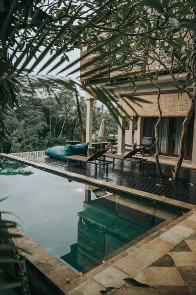 Uma Moderna Piscina Estilo Hotel Com Bela Vista Selva Bali — Fotografia de Stock