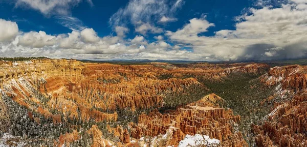 Una Vista Alto Ángulo Los Hoodoos Color Carmesí Bajo Cielo —  Fotos de Stock