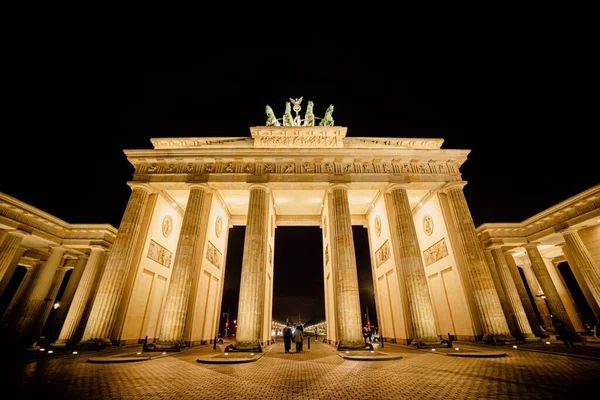 夜間のドイツ ベルリンのブランデンブルク門の水平なショット — ストック写真