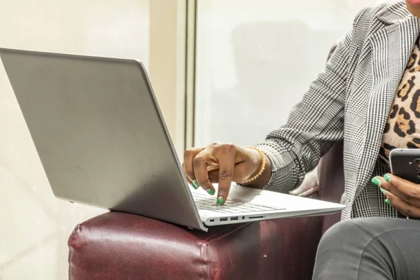 Eine Nahaufnahme Einer Afroamerikanischen Frau Die Auf Einem Laptop Auf — Stockfoto