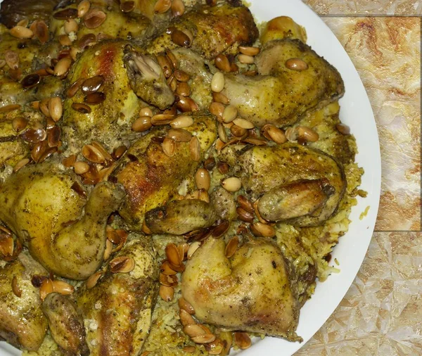 Primer Plano Pollo Kabsa Con Arroz Plato Blanco Biryani Árabe —  Fotos de Stock