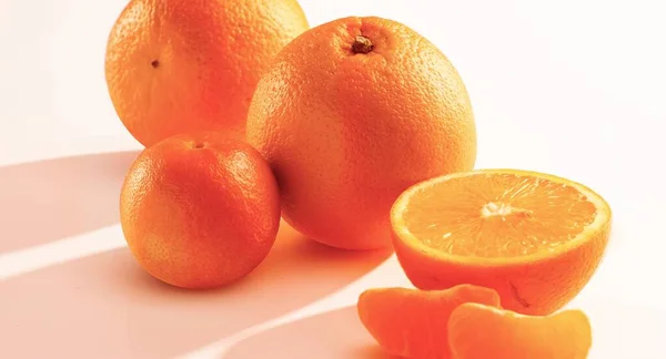 Primer Plano Las Jugosas Frescas Naranjas Sobre Una Superficie Blanca — Foto de Stock