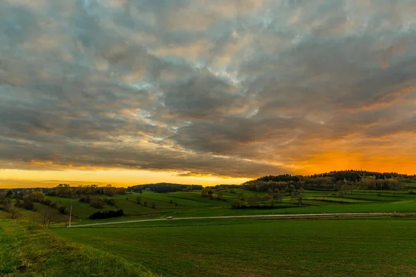 Eine Landschaft Flacher Felder Und Hügel Über Dem Sonnenuntergang Bewölkten — Stockfoto
