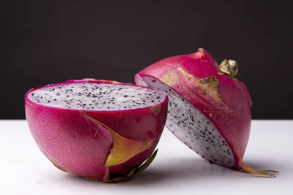 Tiro Close Uma Fruta Dragão Cortada Meio Uma Superfície Branca — Fotografia de Stock