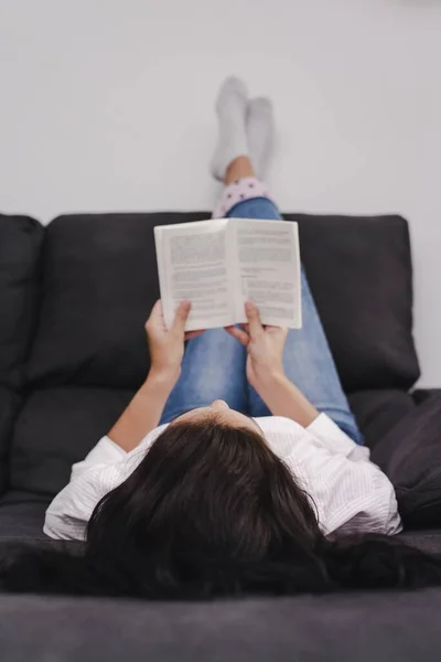 Молода Жінка Лежить Ногами Лежить Стіні Читаючи Книгу — стокове фото