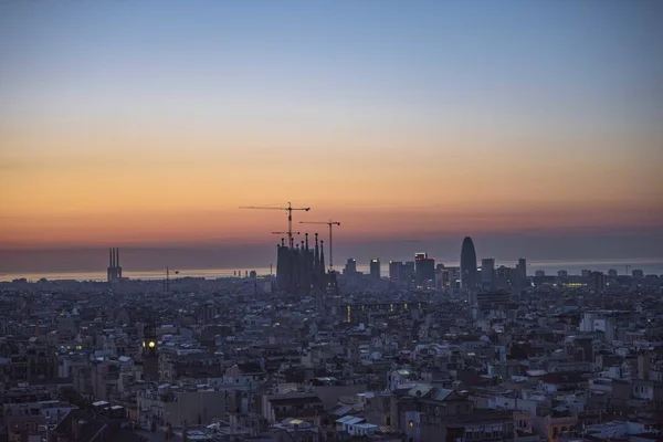 バルセロナの美しい夕日と背景には神聖な家族のシルエットが見えます — ストック写真