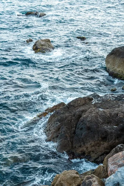 Високий Кут Пострілу Морських Хвиль Падають Скелі — стокове фото