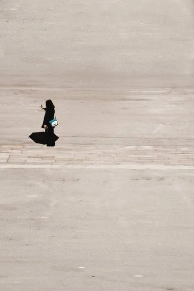 Tiro Ângulo Alto Uma Mulher Toda Preto Com Saco Guarda — Fotografia de Stock