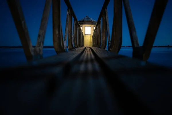 Krajinný Záběr Mostu Trámu Během Poklidného Modrého Večera — Stock fotografie