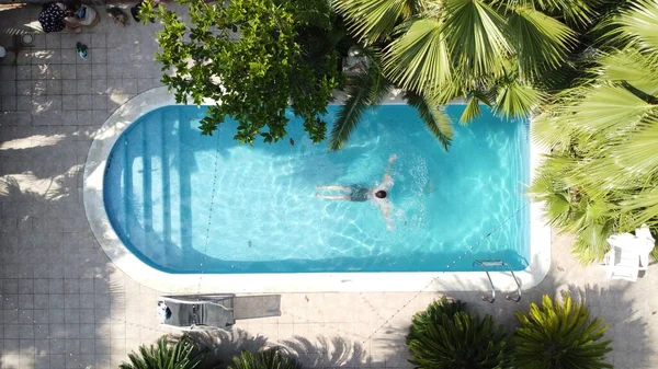 Tiro Aéreo Uma Mulher Nadando Piscina Uma Villa Privada Barcelona — Fotografia de Stock