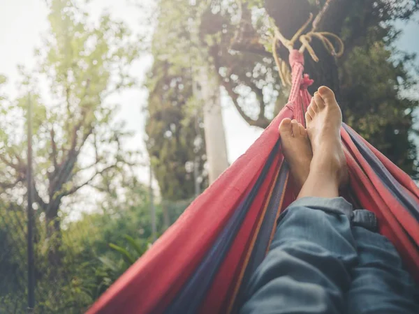 Uomo Scalzo Con Jeans Blu Sdraiato Amaca Rossa Alcuni Alberi — Foto Stock